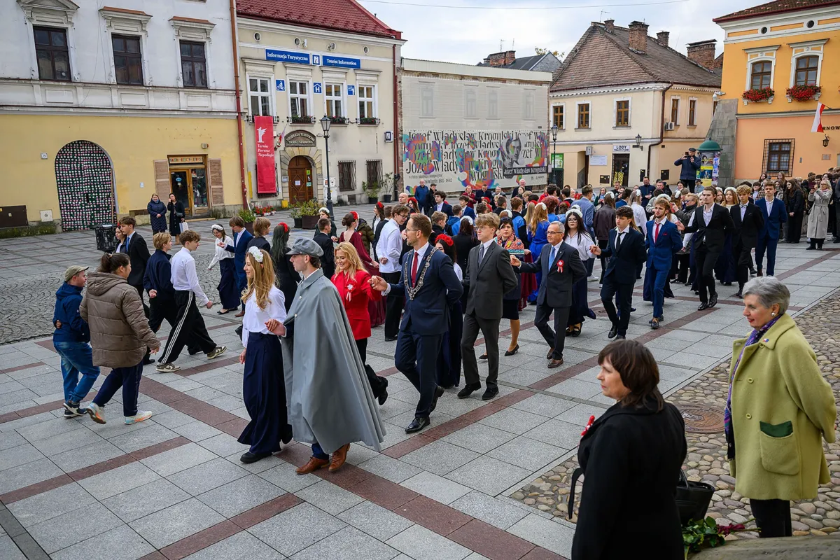 młodzież tańcząca poloneza