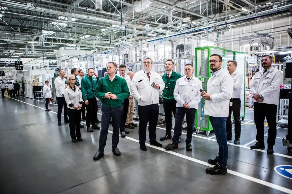 Wiceminister rozwoju i technologii Michał Jaros podczas wizyty w zakładzie Valeo w Chrzanowie, specjalizującym się w produkcji lamp samochodowych.