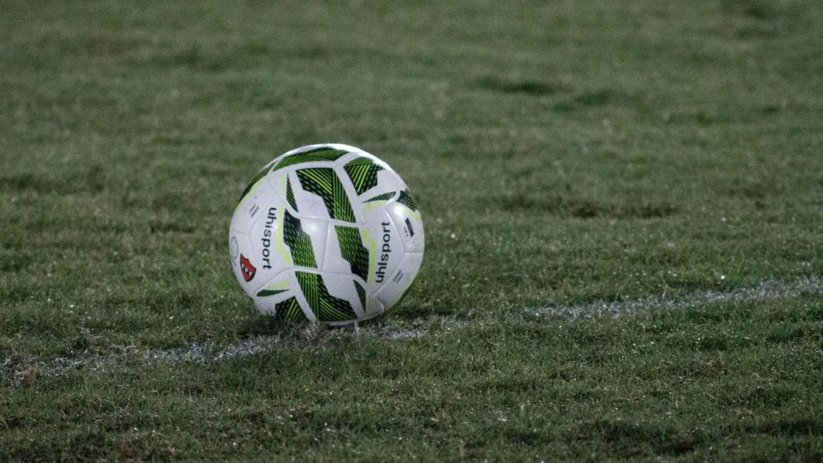 Piłka na murawie stadionu
