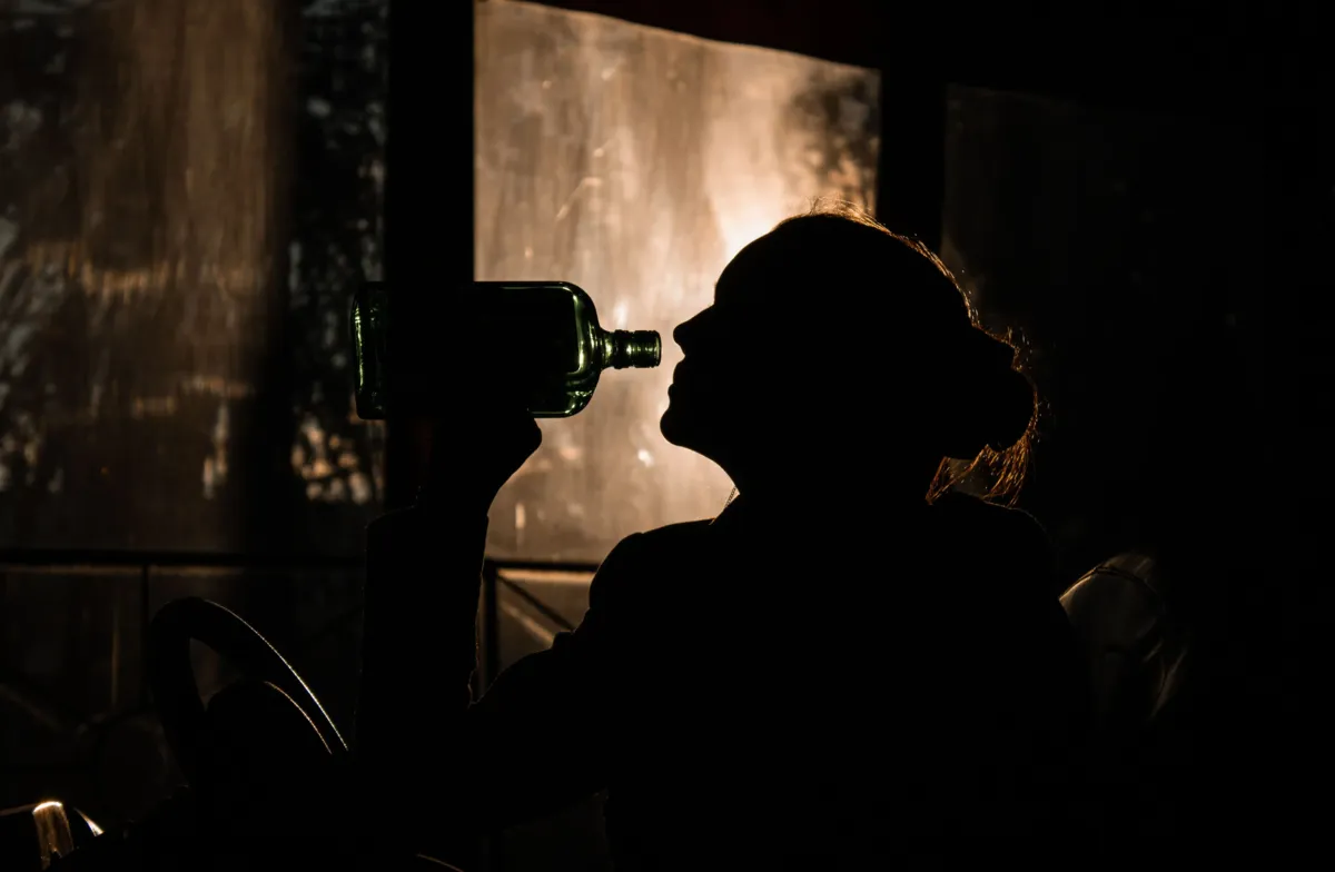 Kobieta pijąca alkohol. Kobiety w AA. Pierwszy krok w Radiu Kraków podcast