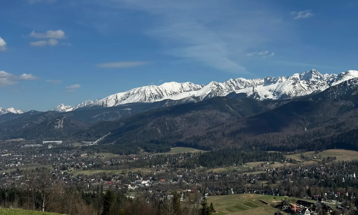 Widok na Zakopane, białe szczyty Tatr. Fot. Piotr Korczak/Radio Kraków
