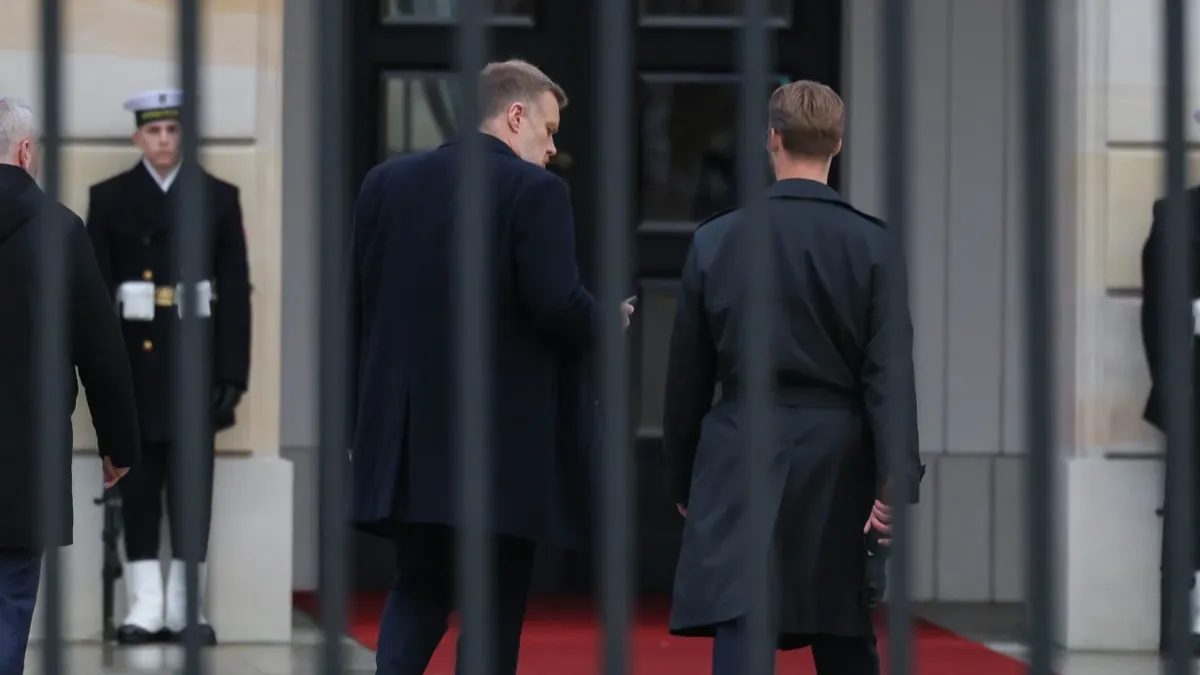 Adrian Zandberg z partii Razem idzie na spotkanie z prezydentem Karolem Nawrockim.