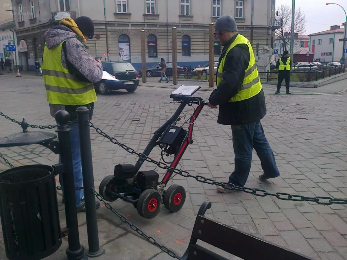 Znamy wstępne wyniki badań ulicy Krakowskiej w Tarnowie. Kostka zbyt cienka