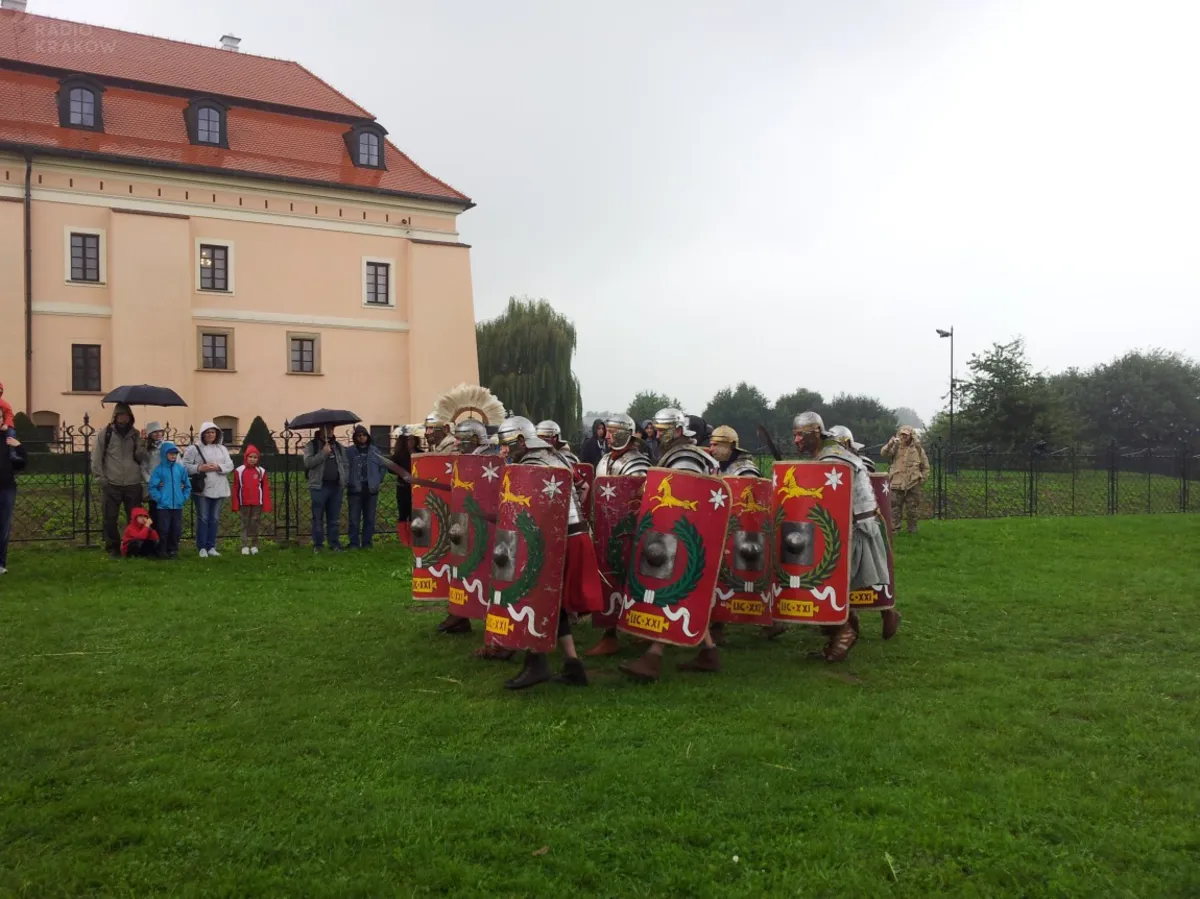 Od rzymskich legionistów... po współczesnych żołnierzy...czyli niepołomickie "Pola Chwały"