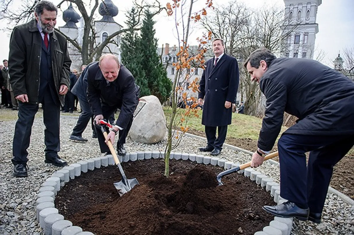 Tuchów, k. Tarnowa:  W 34 rocznicę podpisania Porozumień Ustrzycko - Rzeszowskich posadzono "Dąb Pamięci"