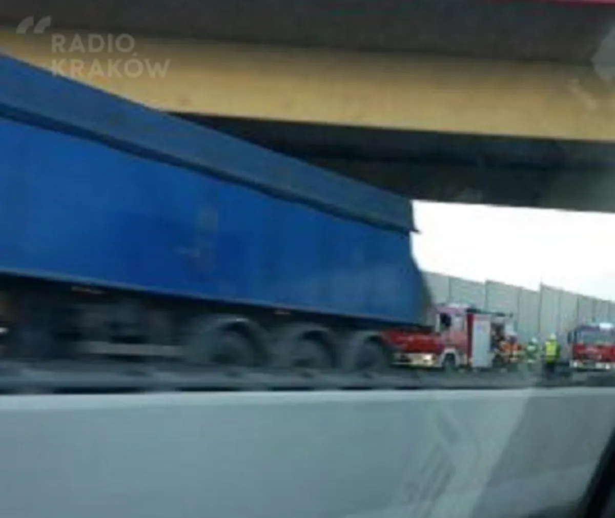 Na autostradzie A4 laweta zgubiła auto osobowe. Na szczęście nie doszło do wypadku