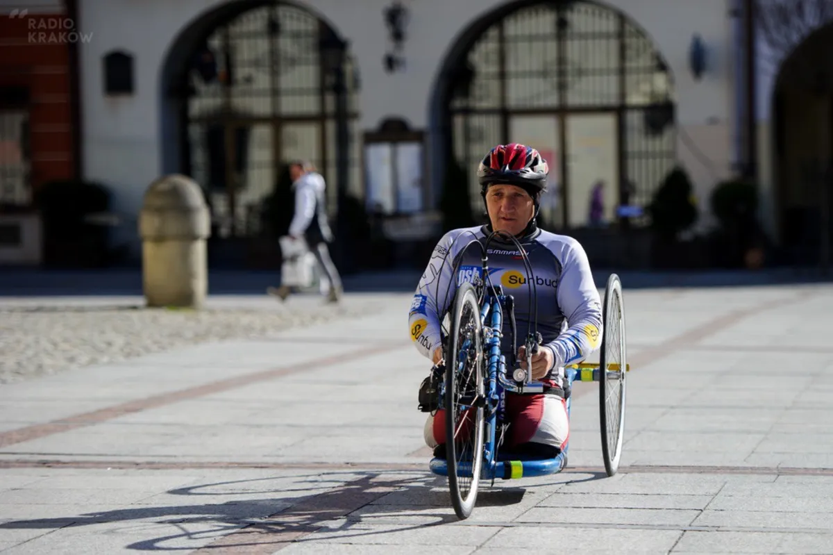 Niepełnosprawny rowerzysta jedzie do Stambułu. W czwartek wyruszył w dalszą drogę z Tarnowa