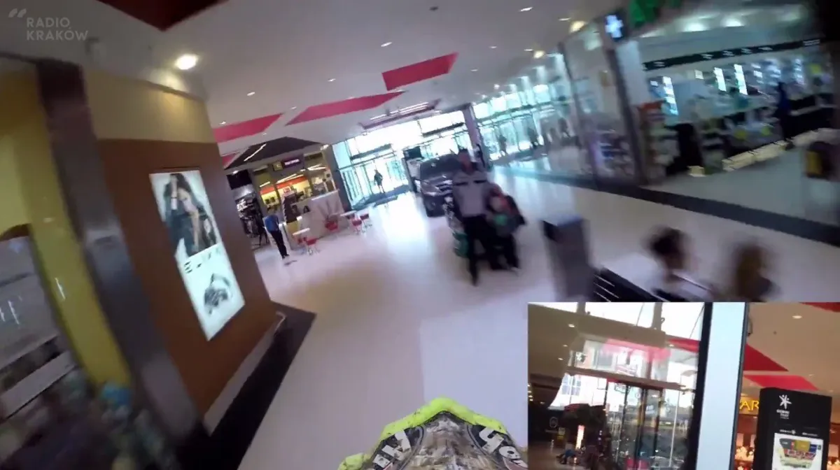 Na motorze przejechali przez tarnowską galerię handlową. Unikną kary?