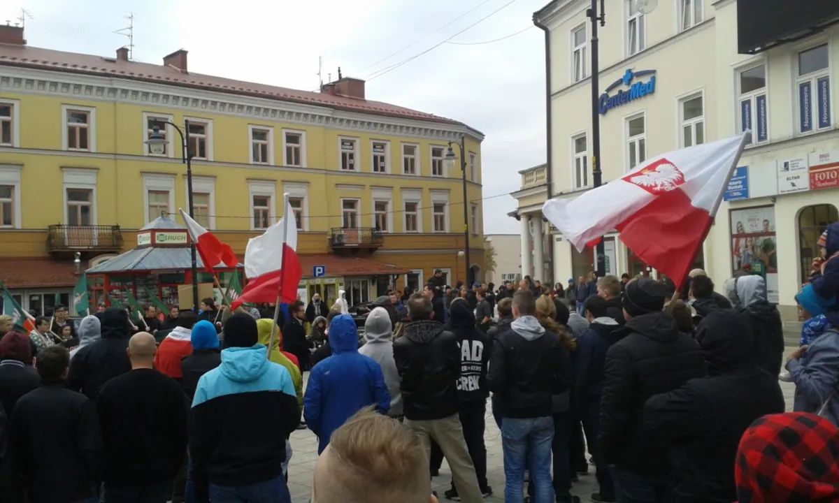 Mówią nie islamskim uchodźcom. Ok.200 osób protestowało w Tarnowie