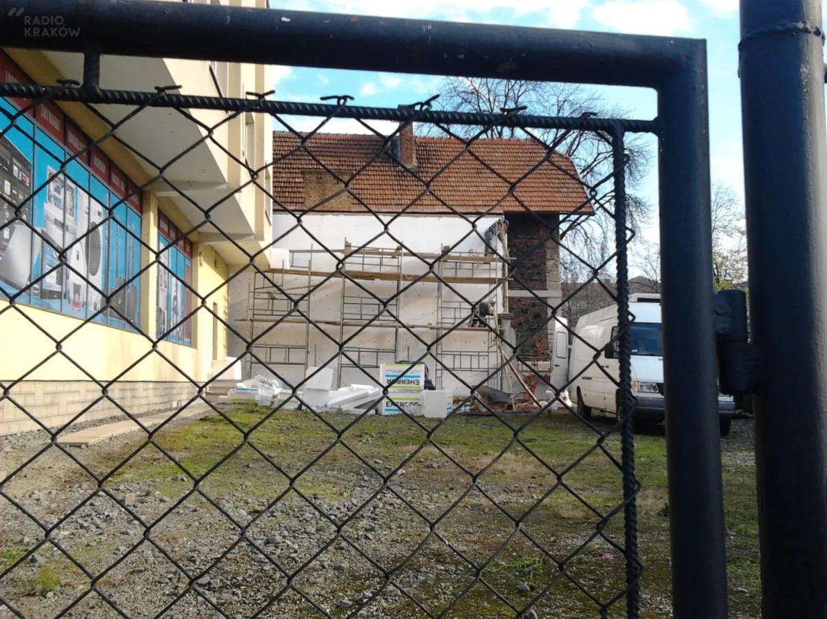 Tarnów: Bractwo Kurkowe obłożyło zabytkową siedzibę styropianem. Konieczny będzie demontaż