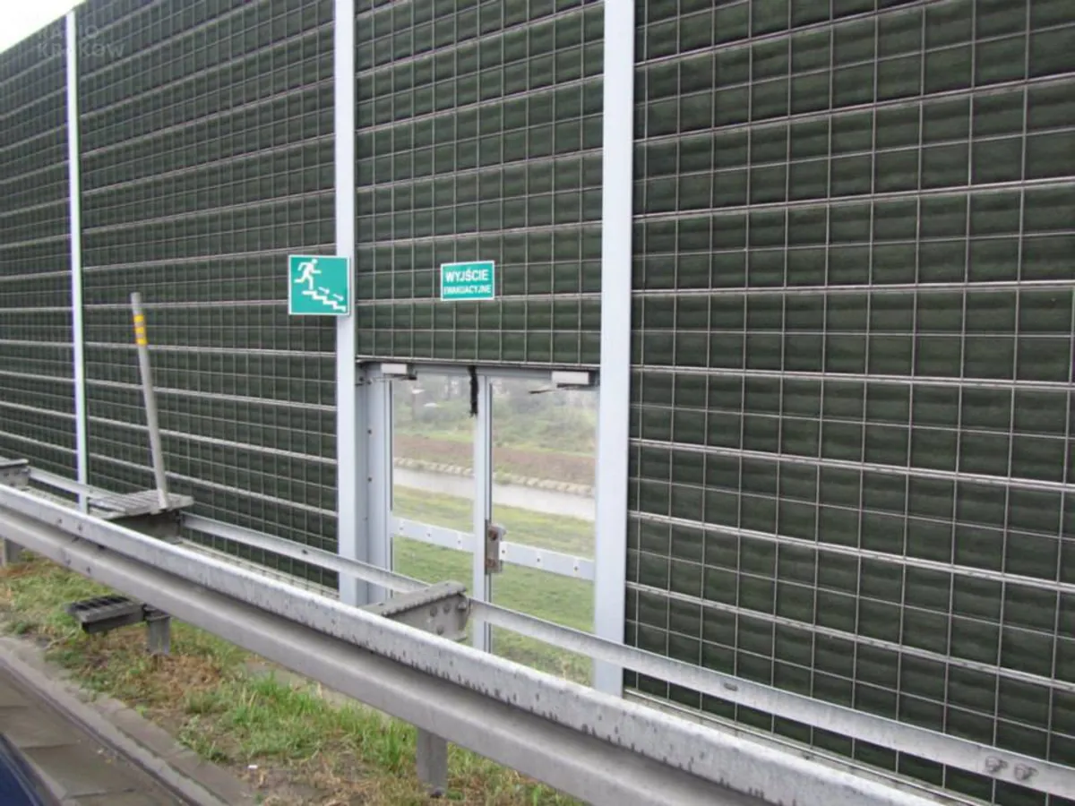 Policja przestrzega: drzwiami na autostradzie wyjdziemy, ale już nie wrócimy