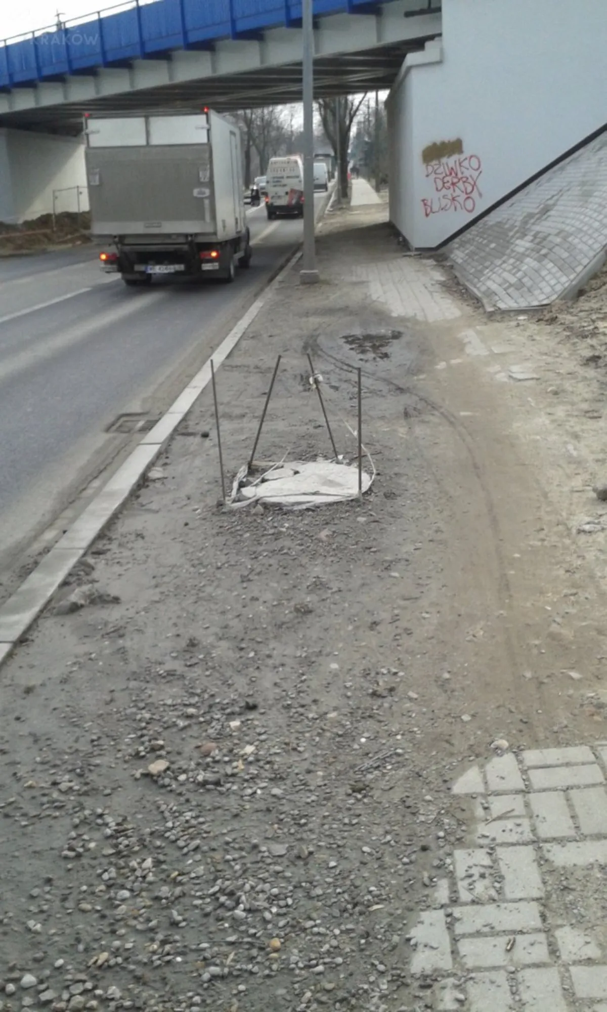 Mieszkańcy Tarnowa skarżą się na zniszczone chodniki przy remoncie przejazdu kolejowego na ul. Lwowskiej