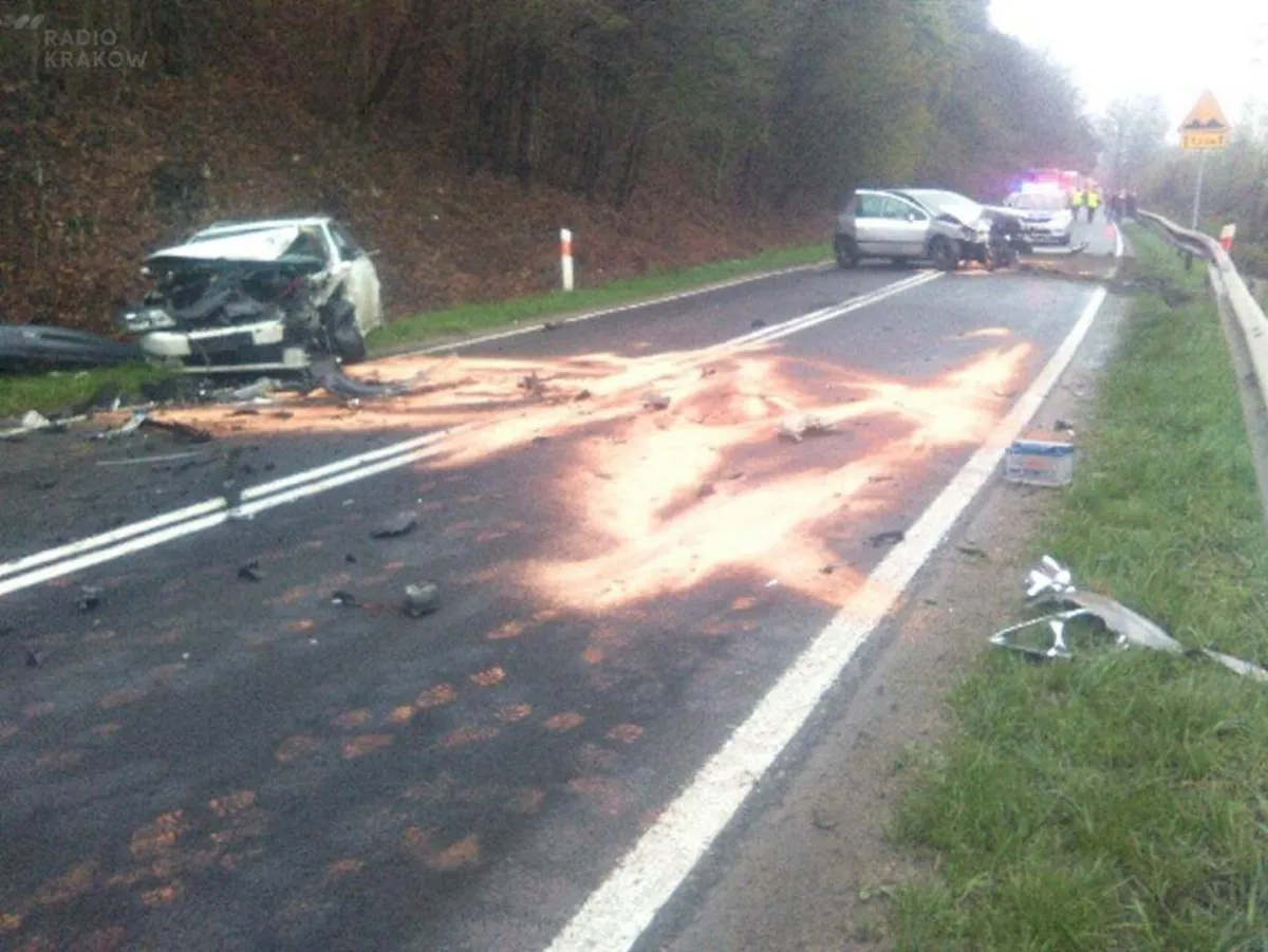 Dwie osoby trafiły do szpitala po zderzeniu dwóch samochodów osobowych w Roztoce koło Zakliczyna