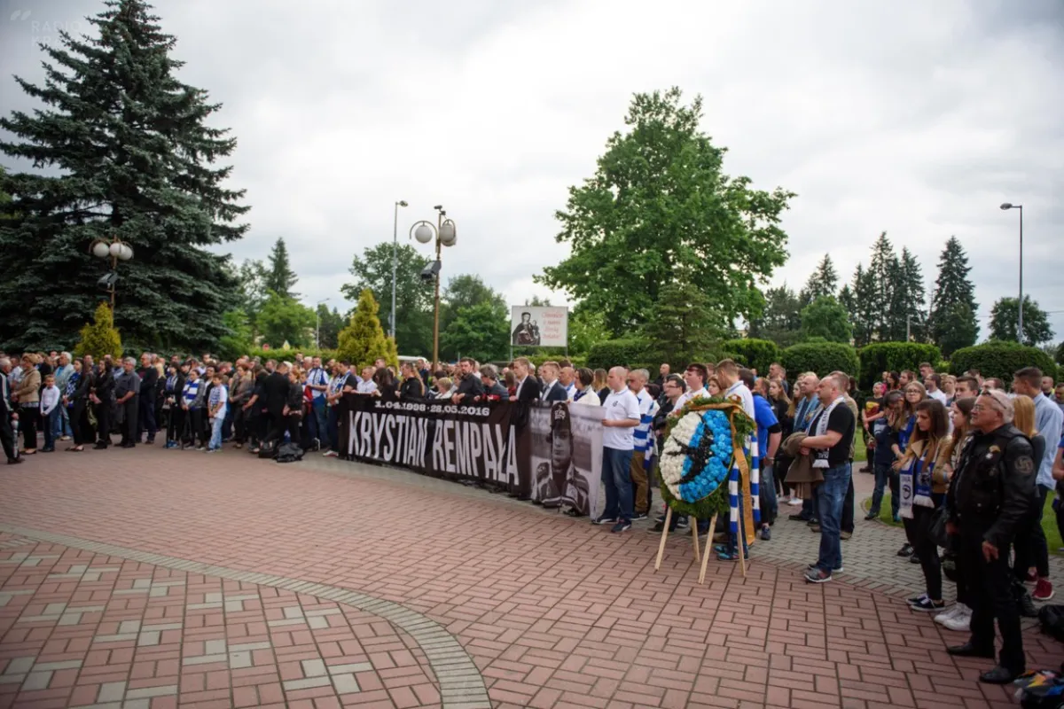 Tysiące kibiców żegnały tragicznie zmarłego żużlowca Unii Tarnów 18-letniego Krystiana Rempałę