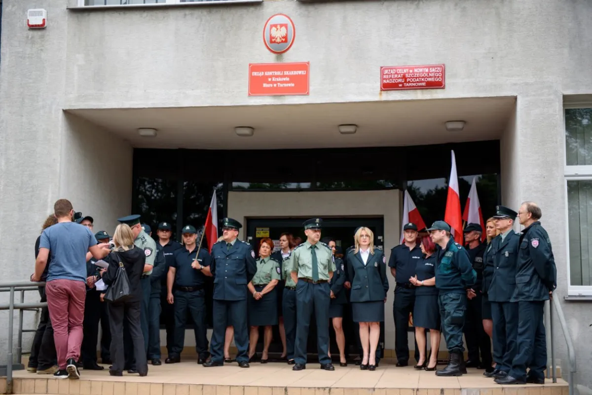 Przed tarnowskim odziałem Urzędu Celnego protestowało kilkunastu celników