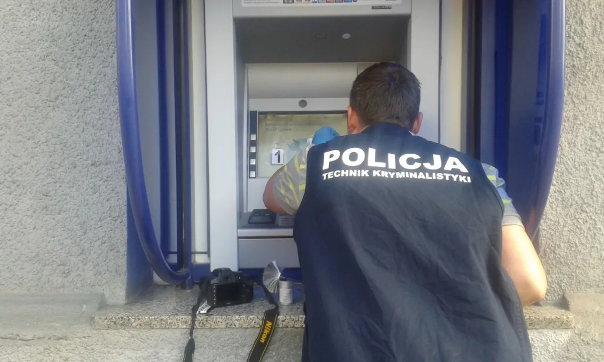 Włamanie do bankomatu w centrum Tarnowa. Łupem złodziei padło 13 tys.