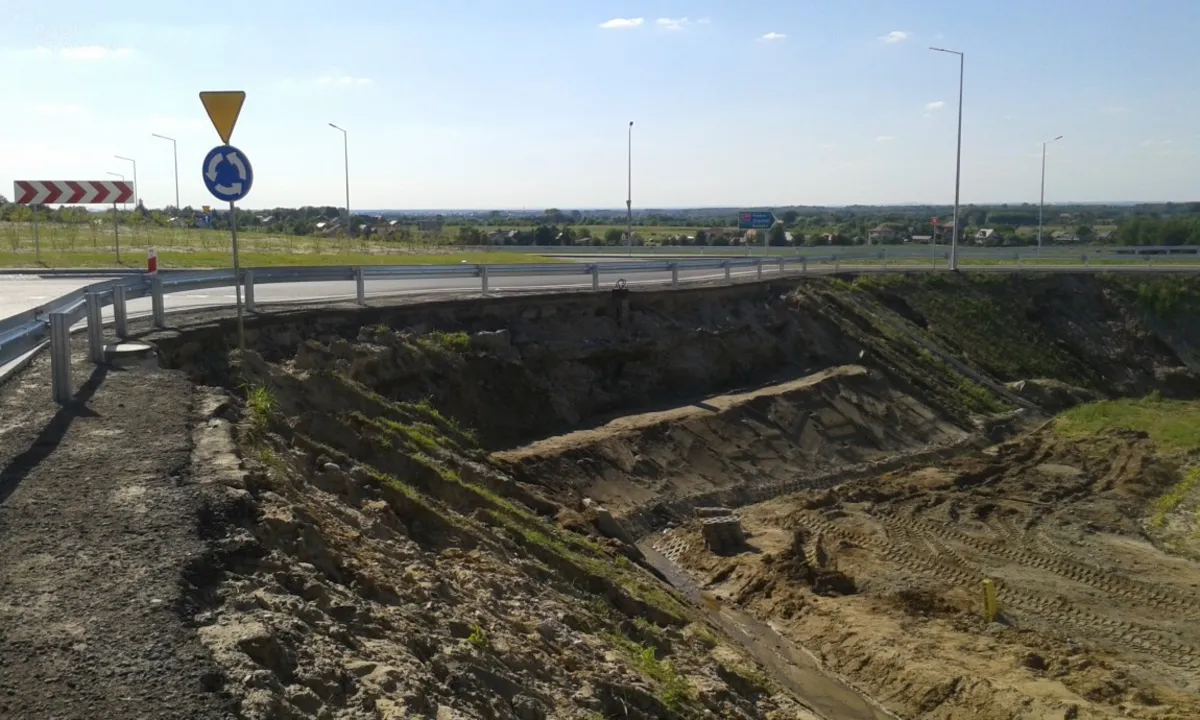 Ulewa podmyła nasyp niedawno otwartego łącznika z autostradą w Brzesku. Drogowcy uspokajają