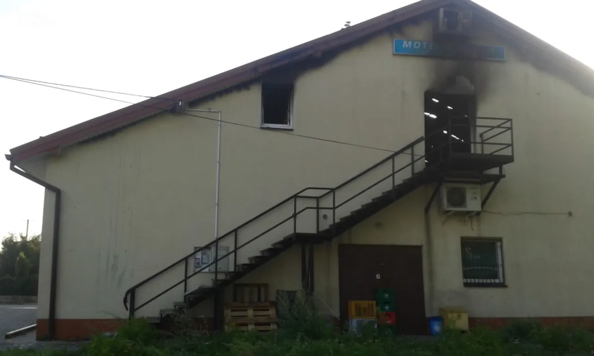 Nocny pożar motelu w Borzęcinie koło Brzeska. Dwie osoby zostały niezgroźnie ranne. ZDJĘCIA