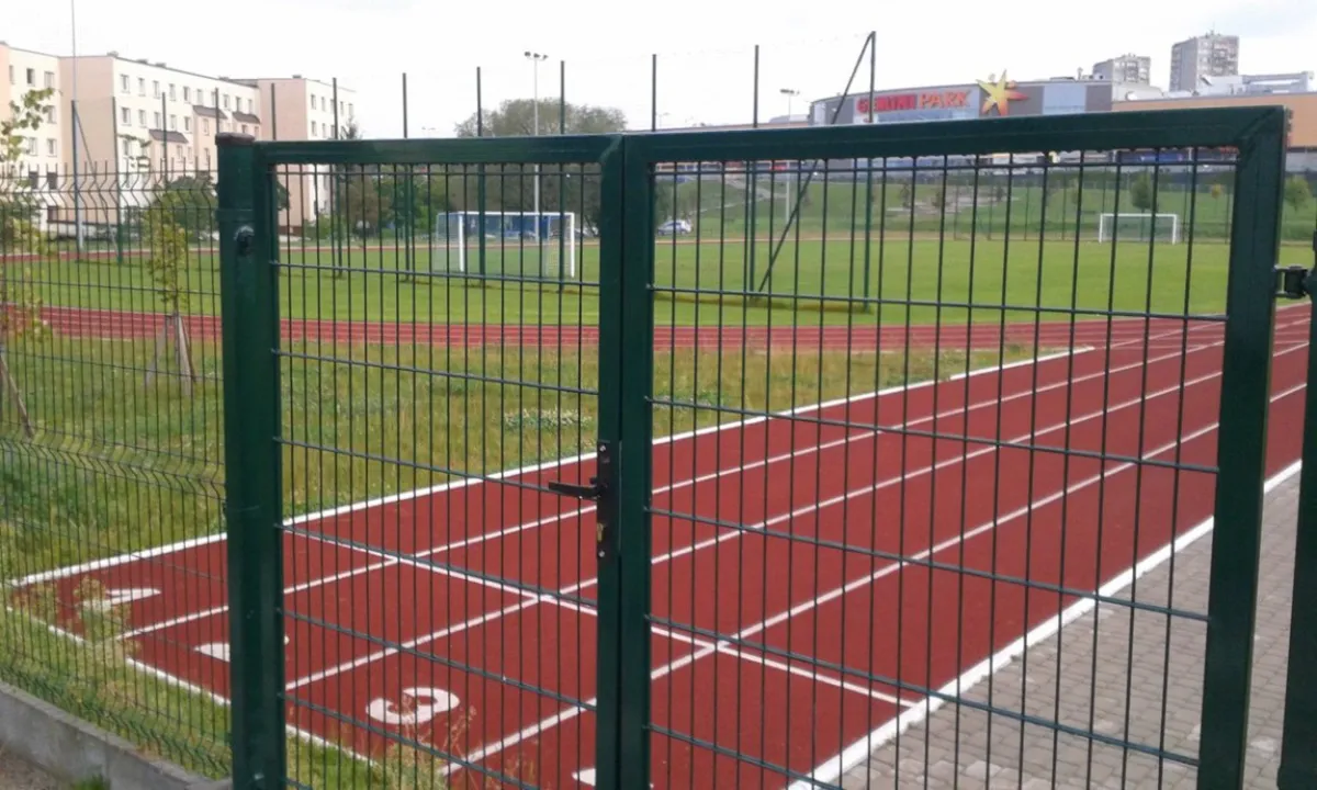 Tarnów: z nowego boiska przy ZSO nr 4 można korzystać tylko przez... półtorej godziny dziennie