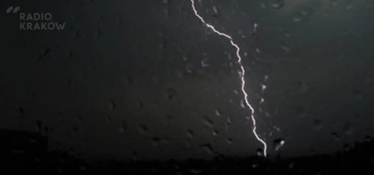 Pioruny, grad i połamane drzewa. Burze nad Małopolską