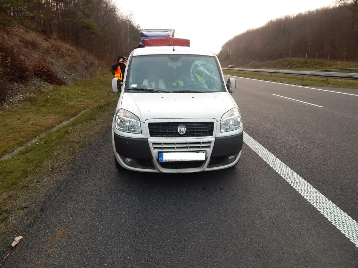 Dwa samochody zostały uszkodzone po trafieniu lodem z nieodśnieżonych ciężarówek