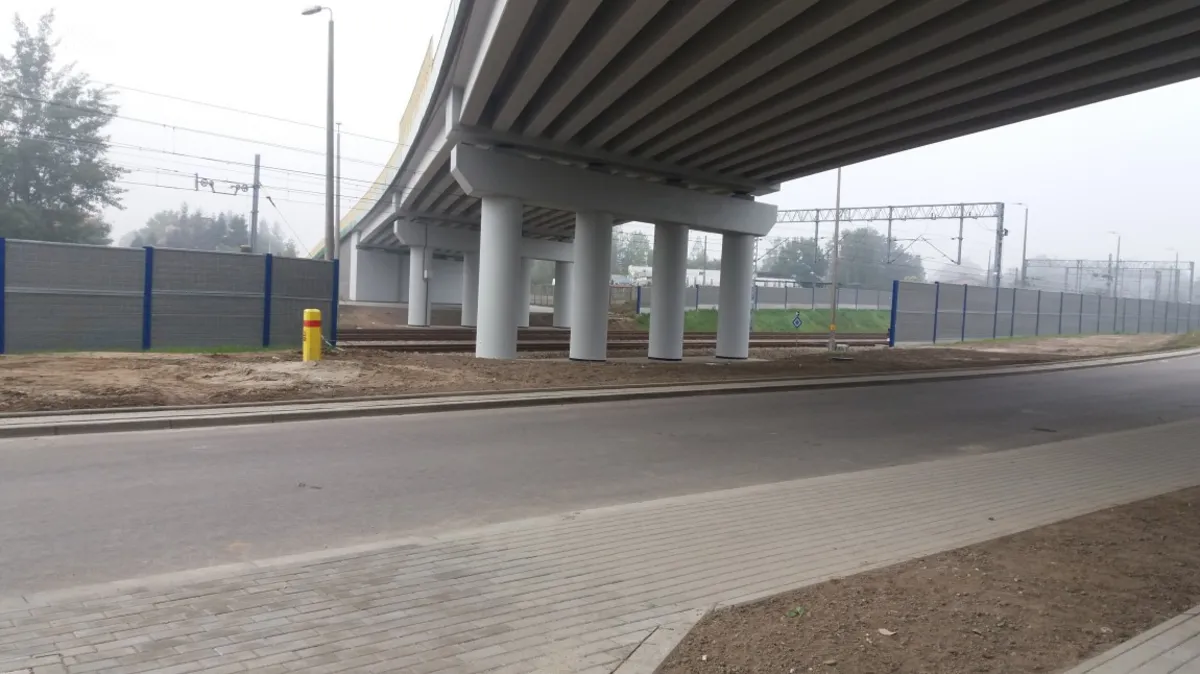 Mieszkańcy i tarnowscy urzędnicy zwracają uwagę na „niedoróbki” przy nowym wiadukcie w Tarnowie