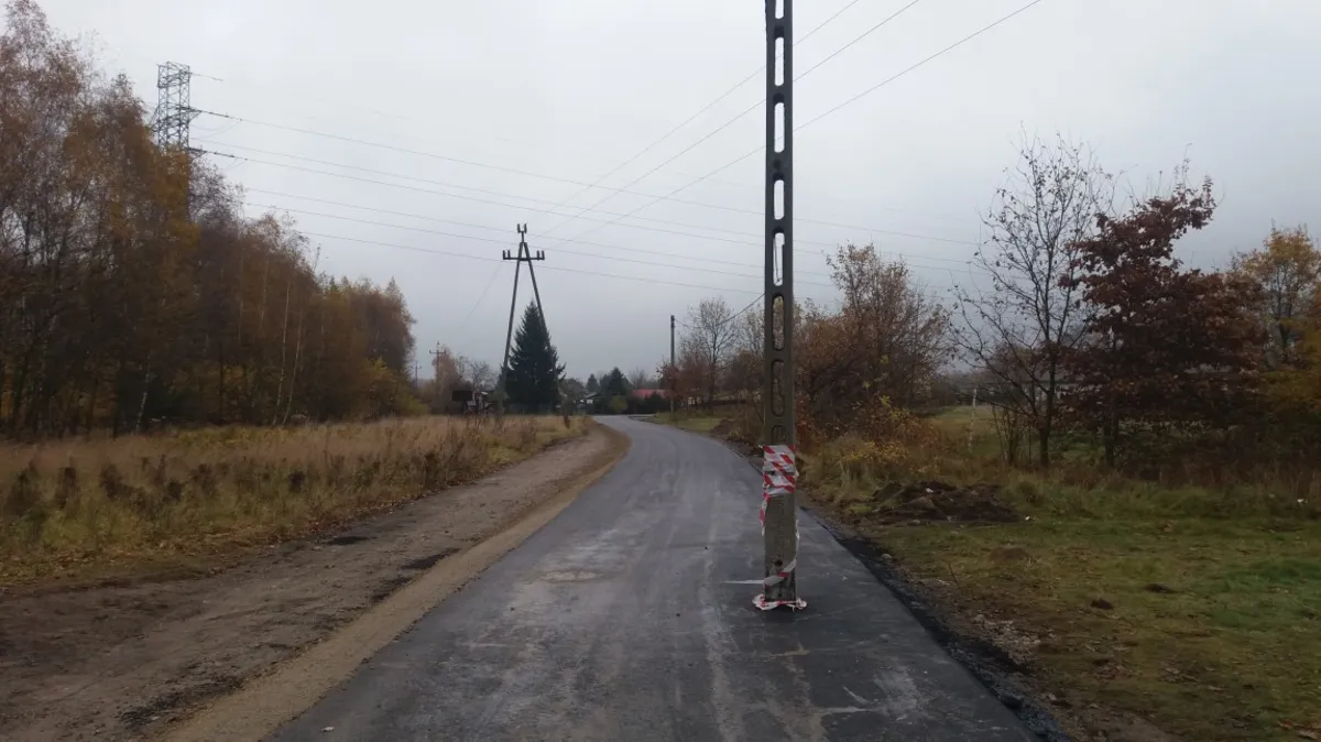 Spór w Tarnowie: najpierw był słup czy droga?