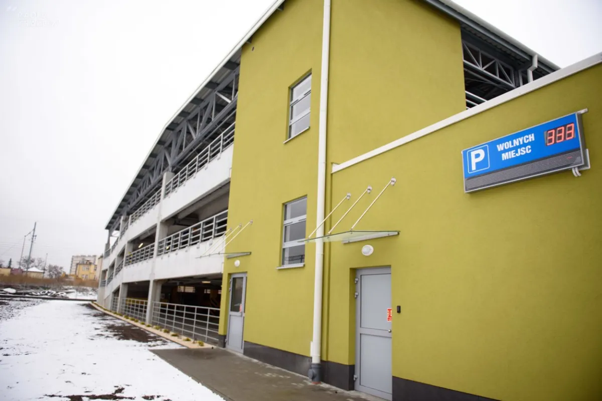 Coraz więcej kierowców korzysta z park and ride przy tarnowskim dworcu. Nie trzeba za niego płacić
