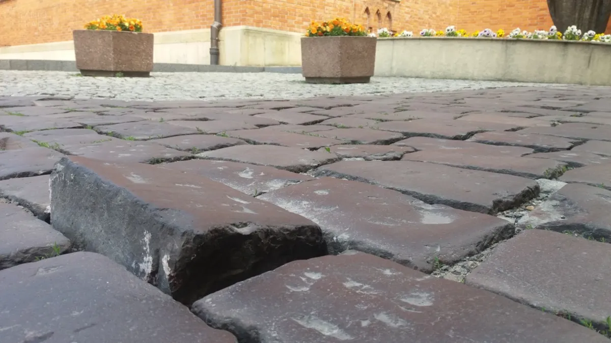 Tarnów: przewróciła się na wystającej kostce, wywalczyła 27 tysięcy złotych odszkodowania