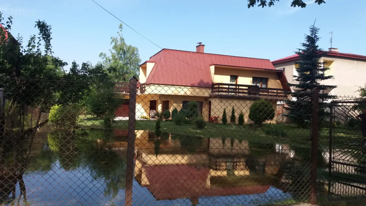 Awaria wodociągu w Tarnowie. Woda zalewała domy przez kilka godzin