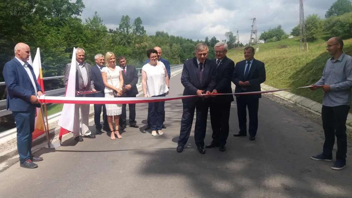 Urzędnicy uroczyście przecięli wstęgę na drodze... otwartej już od pół roku