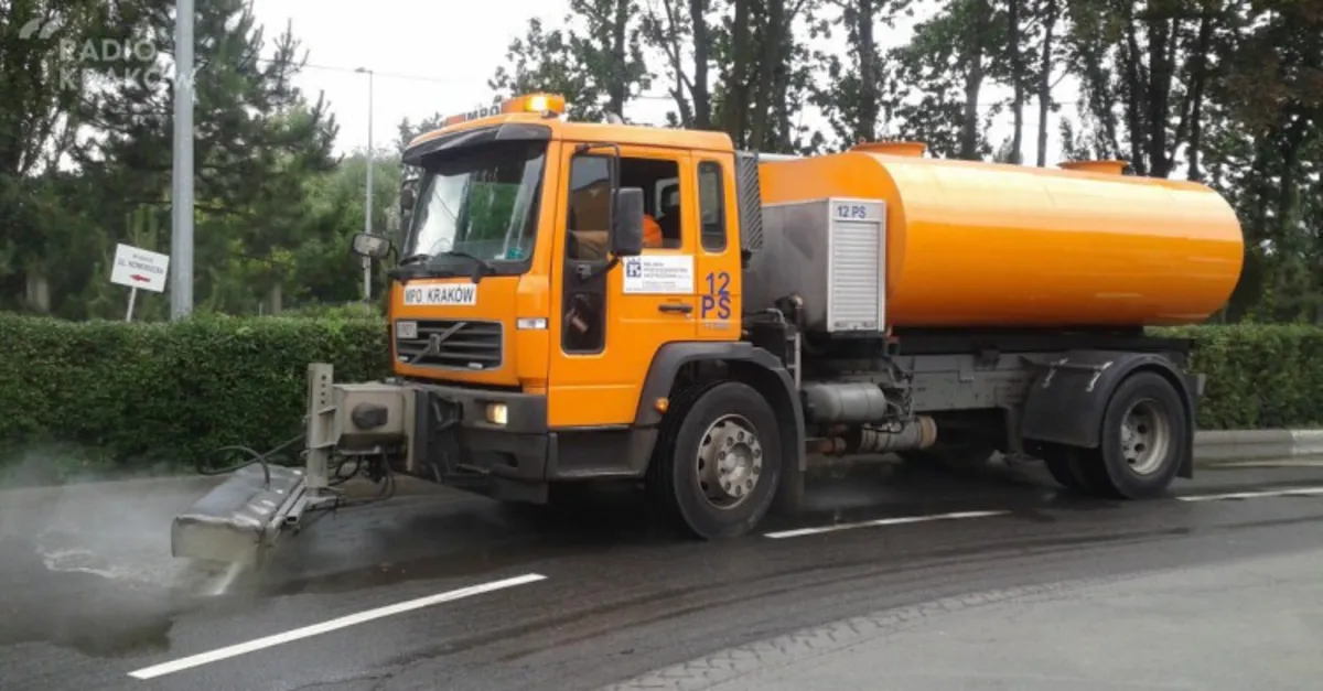 Rusza pilotażowy program czyszczenia ulicy Lea. Mieszkańcy muszą usunąć zaparkowane auta