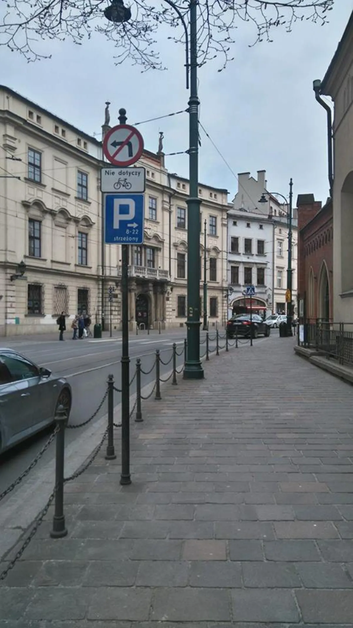 Eleganckie znaki drogowe w Starym Mieście