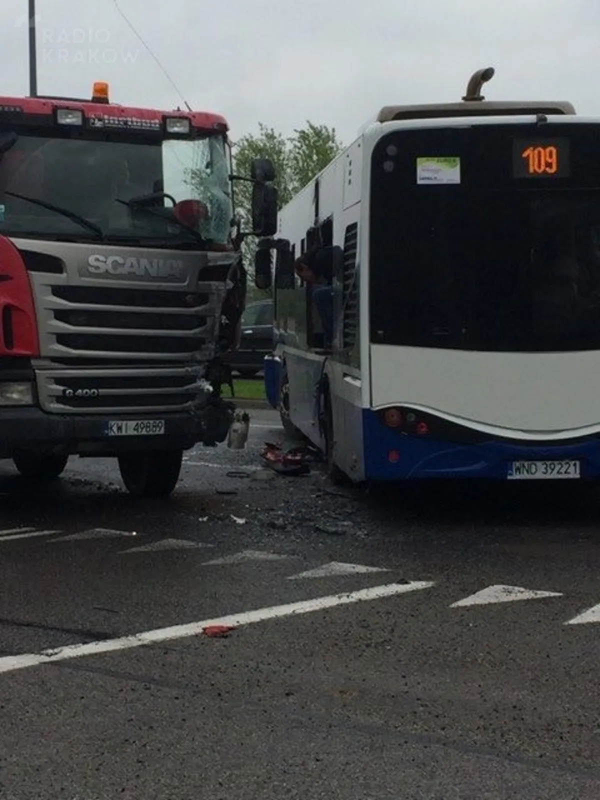 Zderzenie ciężarówki z autobusem linii 109. 8 pasażerów rannych
