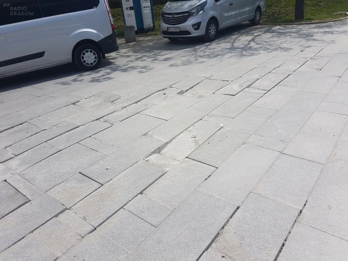 Parking przy Wawelu już wymaga naprawy. Remontowany był 7 lat temu