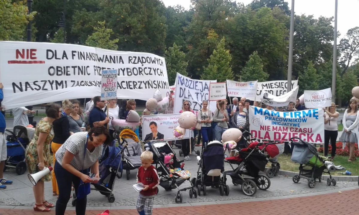 Matki z pustymi wózkami strajkują pod kancelarią Ewy Kopacz