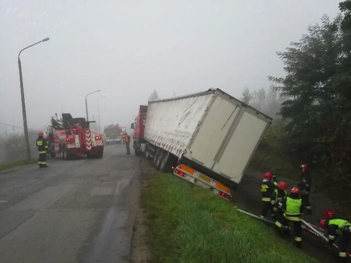 Udało się uratować ciężarówkę, która o mały włos nie wpadła do rowu na ul. Podbipięty