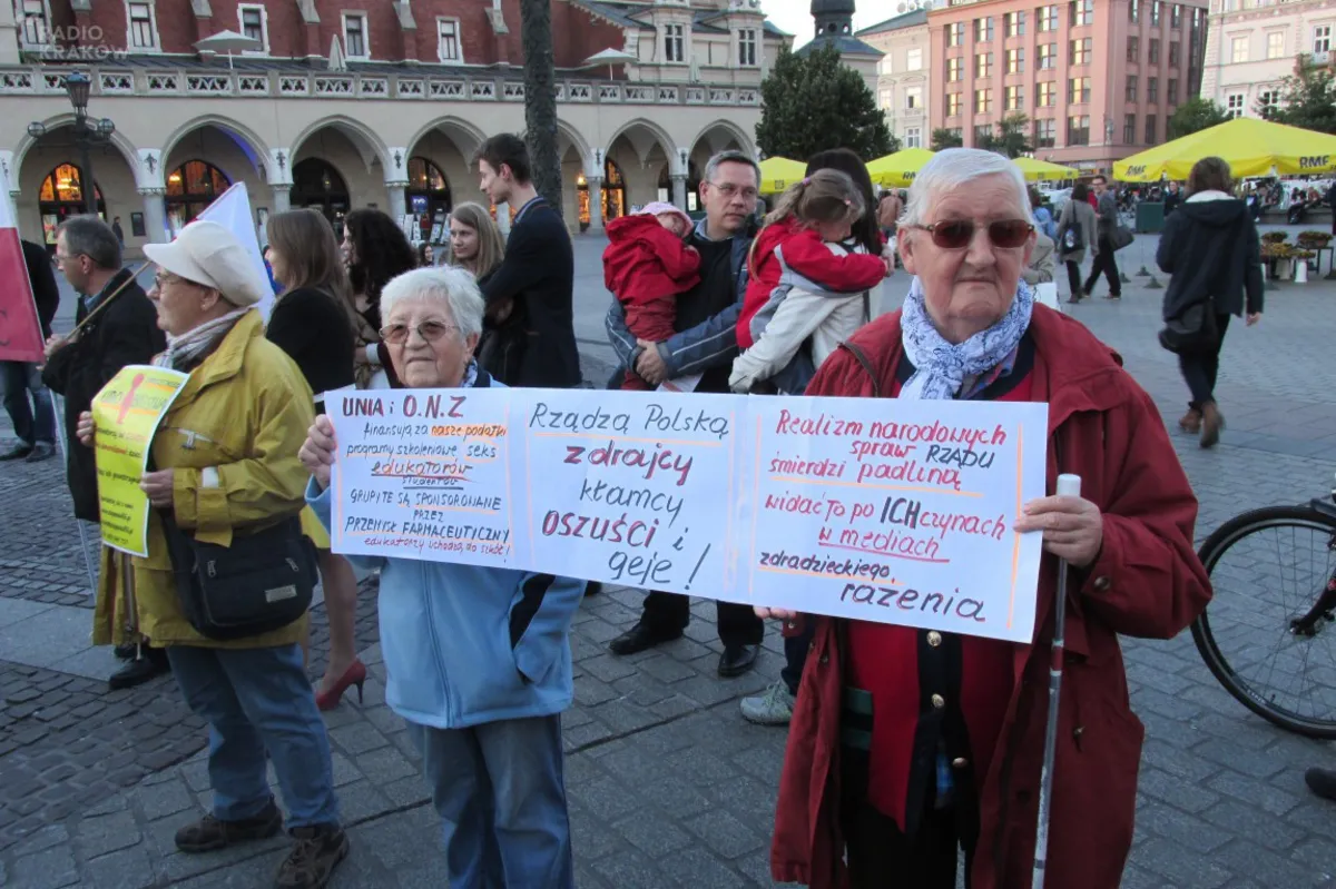 Stop pornograficznej pseudoedukacji - protest na krakowskim Rynku