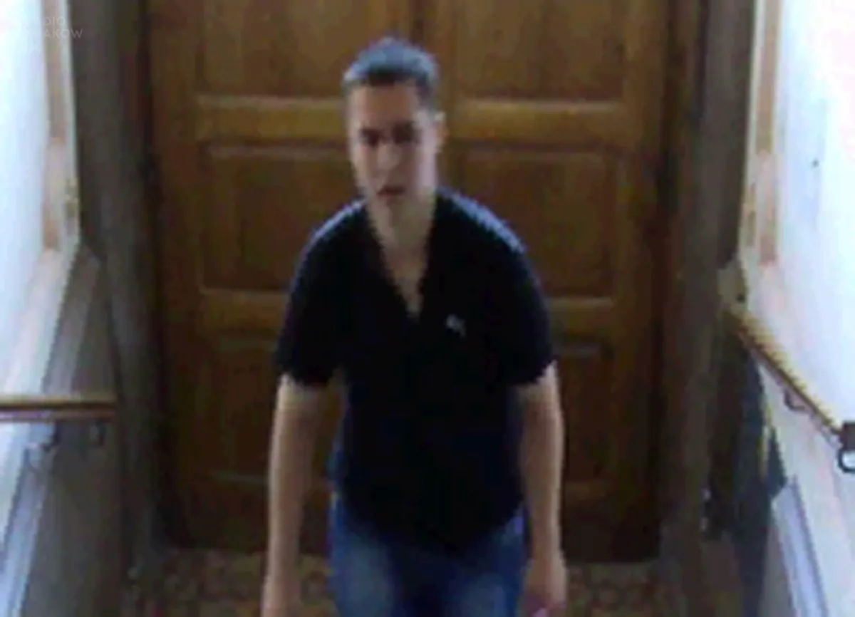 Krakowscy policjanci poszukują sprawcy przestępstwa na tle seksualnym. ZDJĘCIE, FILM