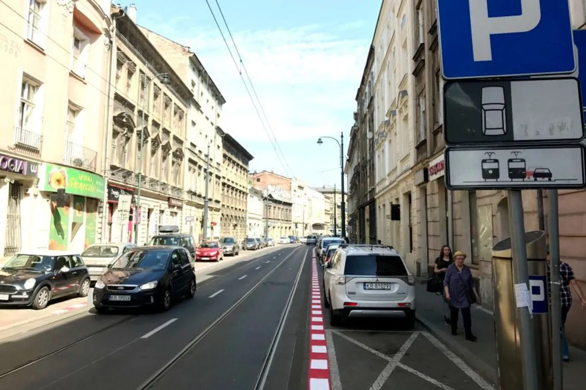 Czerwona linia na Długiej skuteczna w walce ze źle parkującymi kierowcami