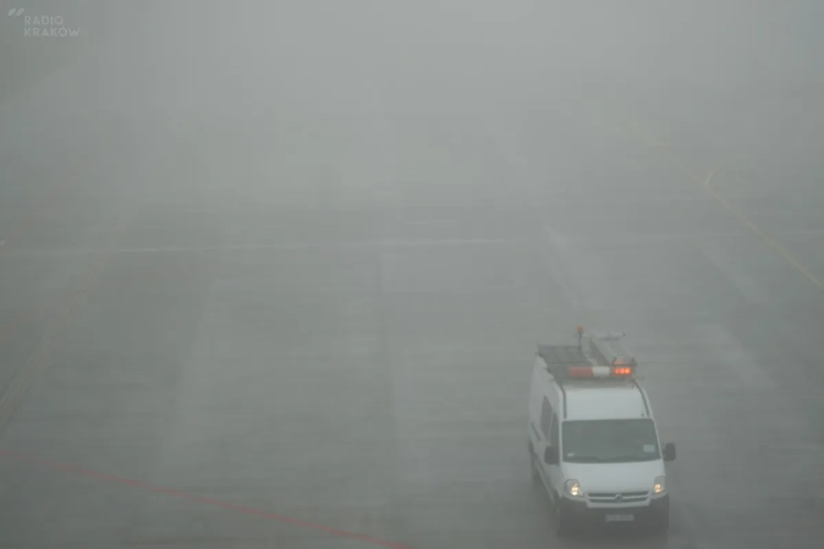 Mgła nad lotniskiem w Balicach coraz gęstsza.