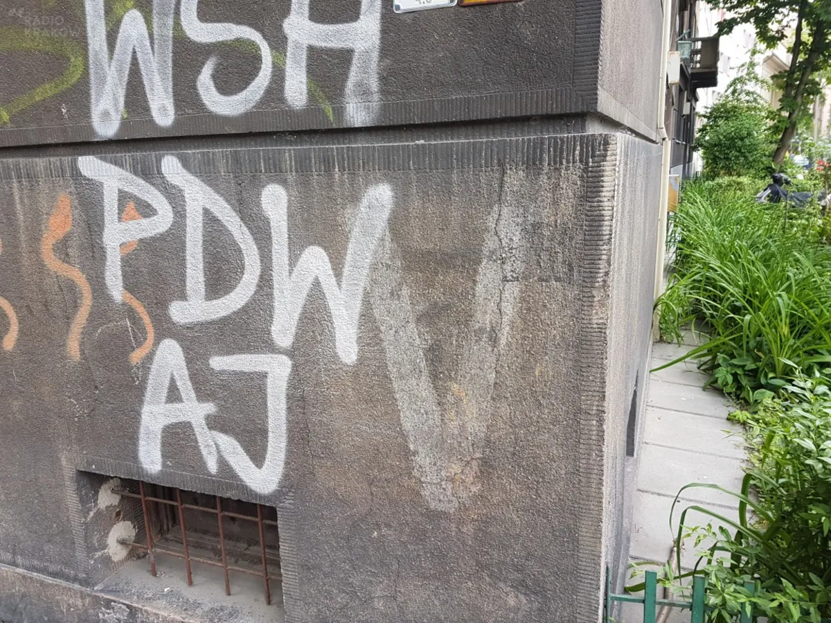 Hitlerowskie graffiti przetrwało w Krakowie ponad 70 lat. Teraz zaczyna znikać