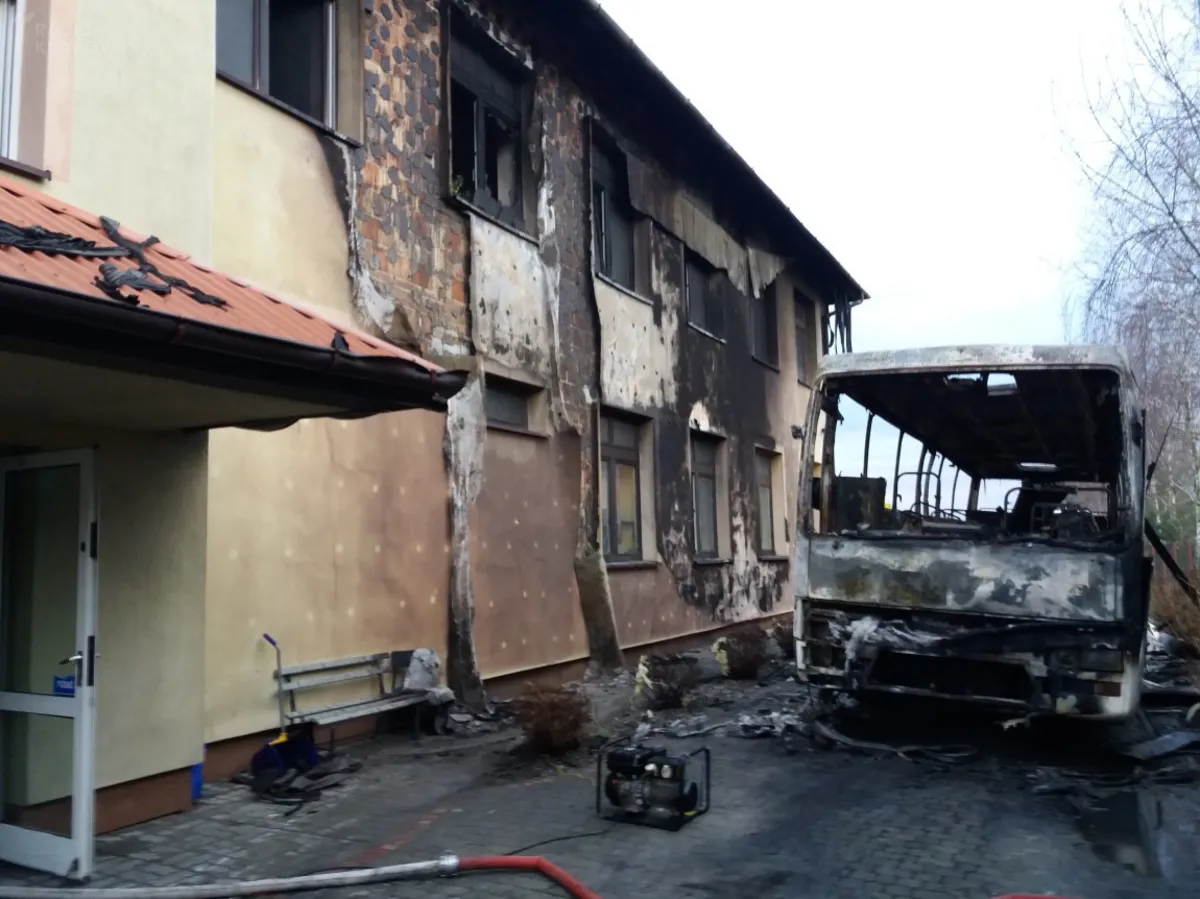Pożar autobusu i dachu szkoły w Ilkowicach pod Tarnowem