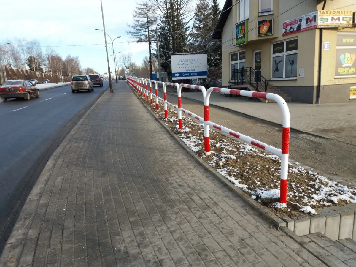 "Pancerne" słupki przy Jana Pawła II w Tarnowie - czy potrzebne?