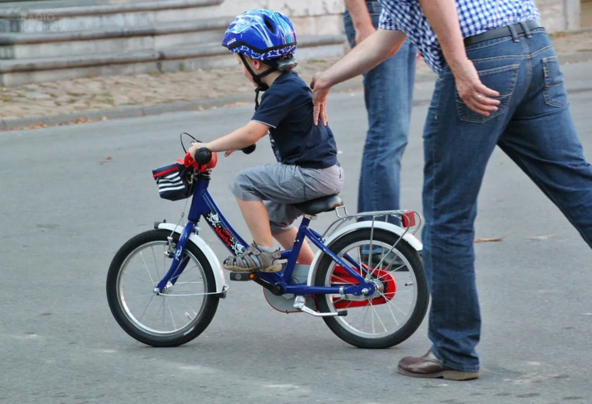 Lekarze apelują: zakładajcie kaski dzieciom jeżdżącym na rowerach, rolkach, deskorolkach
