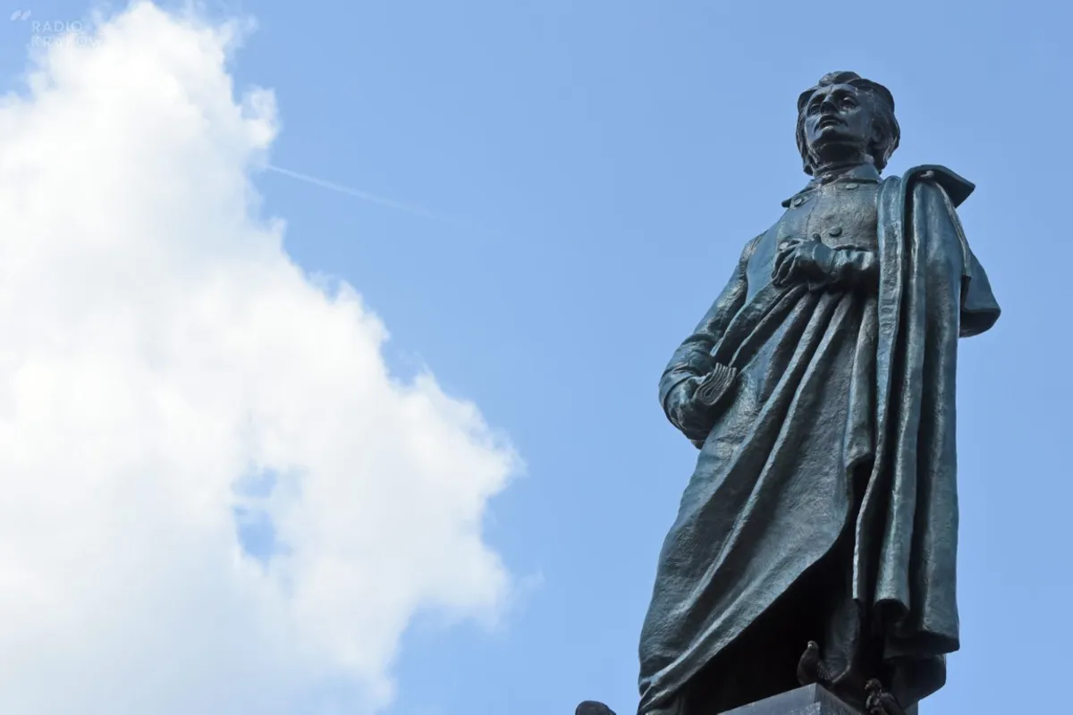 Pomnik Adama Mickiewicza na Rynku Głównym odzyskał dawny blask