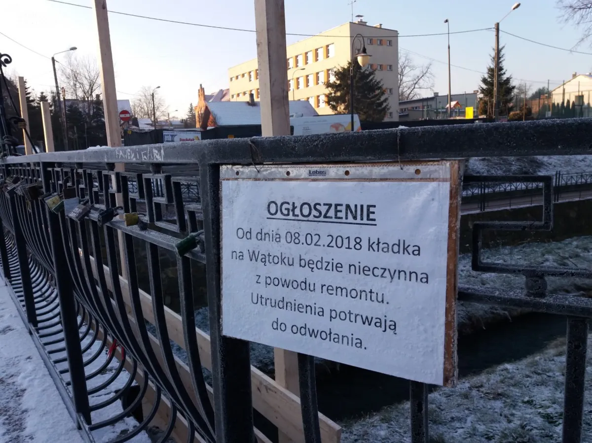 Kłódki zakochanych znikną z kładki nad Wątokiem w Tarnowie. Wszystko przez remont
