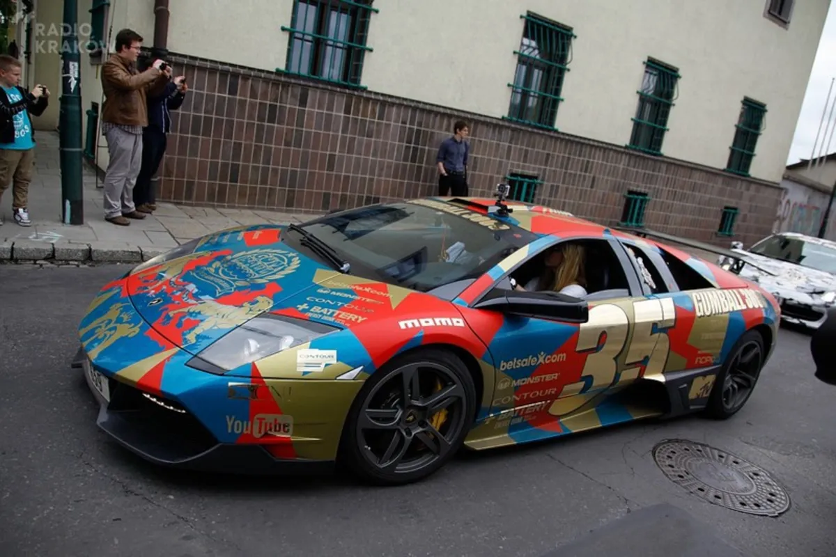 Policja prosi o kontakt świadków brawurowej jazdy uczestników rajdu Gumball 3000