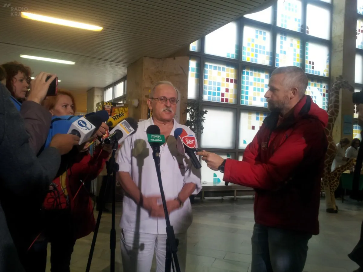 Wyziębiony dwulatek po badaniach. "To będzie cud jak dziecko wyjdzie bez szwanku"
