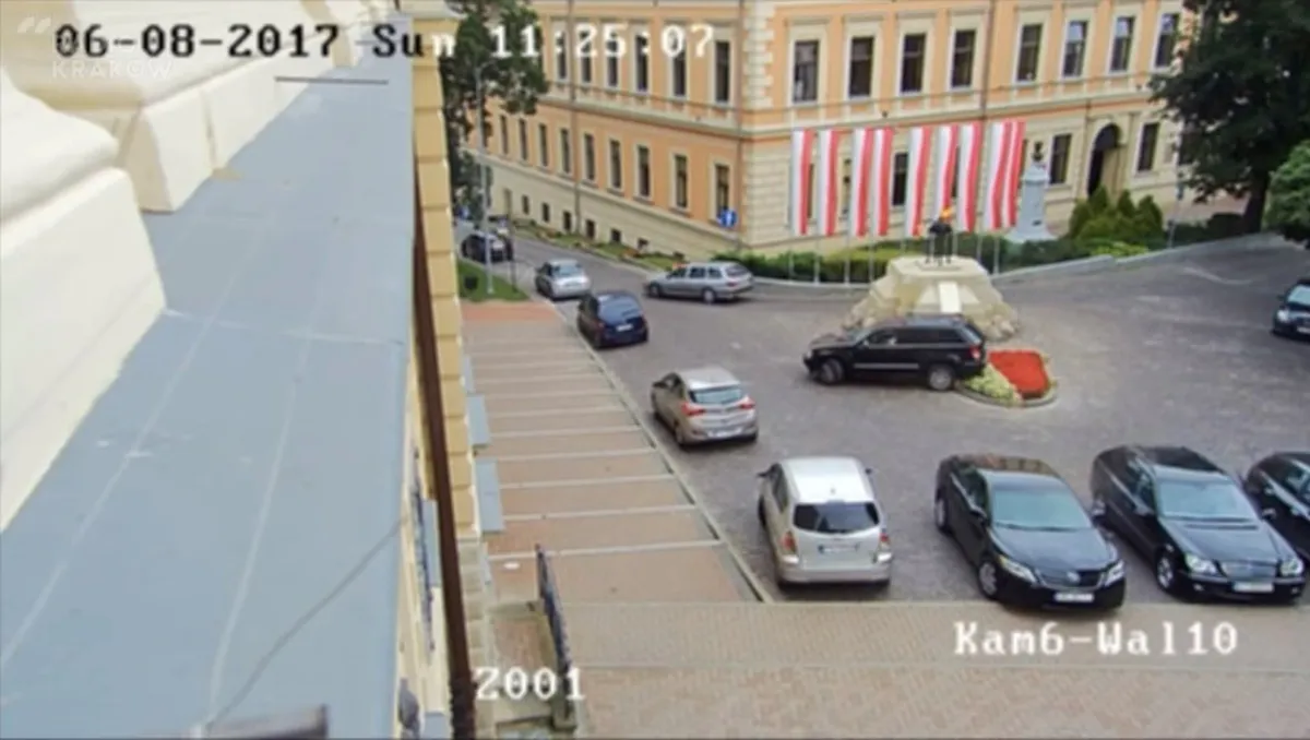 Klomb kwiatowy przed Grobem Nieznanego Żołnierza w Tarnowie przyciąga kiepskich kierowców. WIDEO